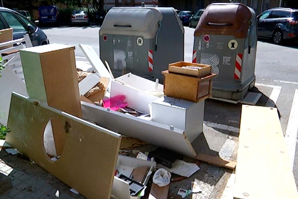 Trastos vells al carrer fora dels dies de recollida municipal